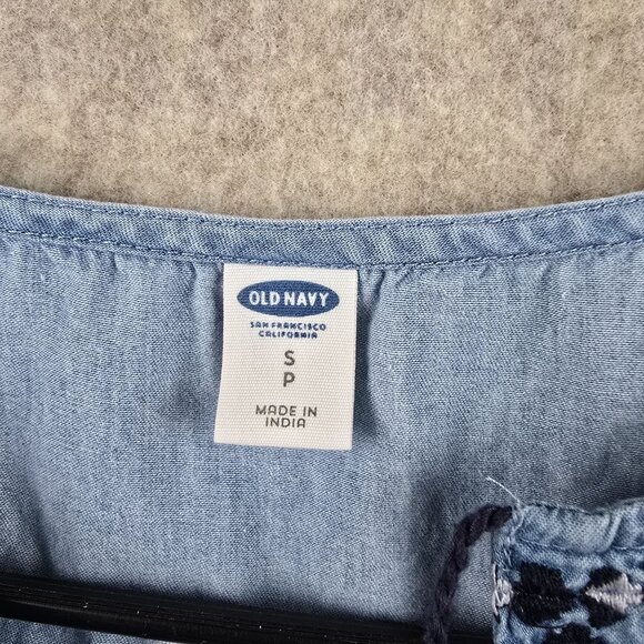 Old Navy Embroidered Chambray Sleeveless Top Size S - Picture 3 of 7